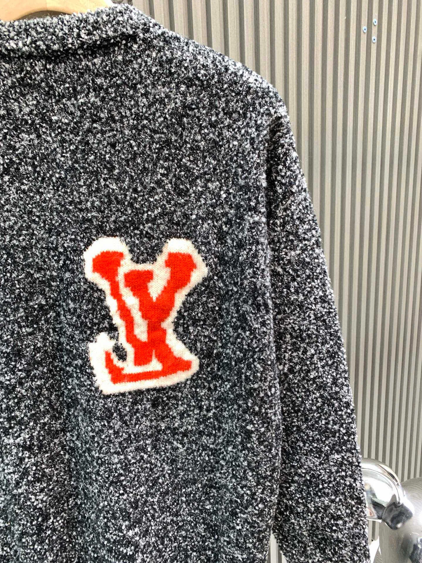 🅿️350 🀄️ Louis Vuitton 1v 25FW mirrored logo intarsia sweater (grey) originally purchased for 10,900, new color in 23 years, custom-woven and dyed sheep wool 55%, yak hair 21%, nylon 20%, spandex 4% wool loop yarn, brown loop yarn with gray color, high ductility and good elasticity It is different from the non-elastic version on the market. The special washing process is very soft and skin-friendly. Positive 3-needle knitting process. The thickness of each stitch of the intarsia at the clothing logo is consistent with ZP. The back logo is a mirror intarsia. The upper body is skin-friendly and versatile. Wear it in front of others. A powerful autumn and winter item.